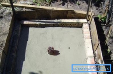 În fotografie - un exemplu de bază de sub cabina cu un cadru metalic În fotografie - un exemplu de bază de sub cabina cu un cadru metalic