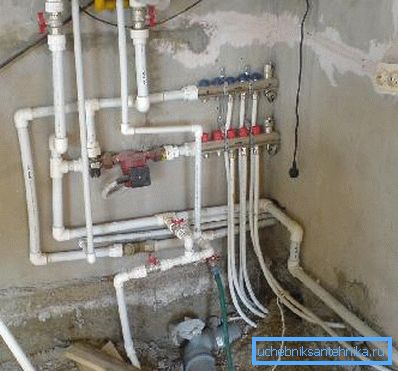În fotografie un exemplu de construire a unei conducte de componente din polipropilenă