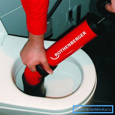Pe fotolă curățați toaleta cu aer pneumatic Pe fotolă curățați toaleta cu aer pneumatic