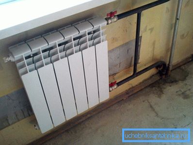 În fotografie - radiatorul din fontă a fost înlocuit cu un radiator bimetal