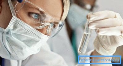 În fotografie - procesul de control al calității lichidului preluat din sistemul de alimentare cu apă.