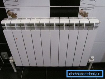 În fotografie: un radiator pentru 10 secțiuni este o opțiune foarte comună pentru camerele de dimensiuni medii cu izolație normală.