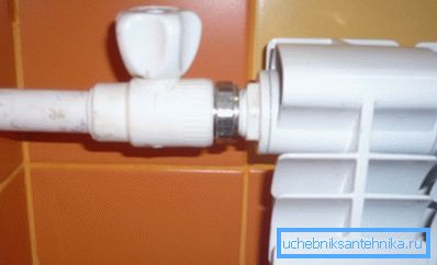 Fotografia prezintă un radiator din vopsit în fabrică cu o conexiune din plastic.