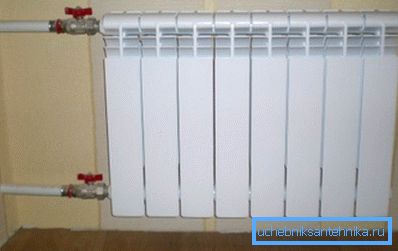 În fotografie - un radiator cu racorduri laterale.