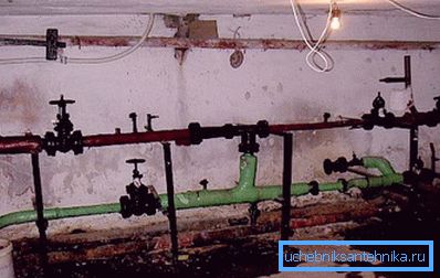 Fotografia prezintă o ascensoră reală în subsolul unei clădiri de apartamente. Tot ceea ce poate fi furat este eliminat.