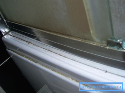 În fotografie: se acumulează pe suprafață și în articulații, placa face ca aspectul structurii să fie neuniform