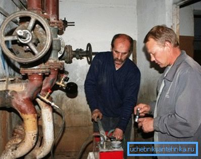În fotografie, angajatul supravegherii tehnice efectuează lucrări de testare.