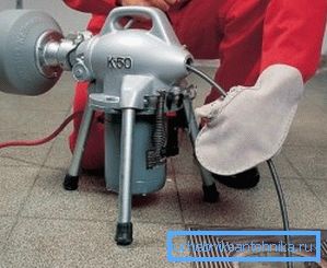 În fotografie: experții folosesc adesea un cablu electric pentru cablu, prin care viteza de curățare crește și mai mult.
