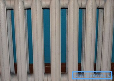 În fotografie - un radiator standard din fontă