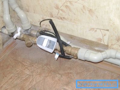 În fotografie - un contor de energie instalat la intrarea în apartament.