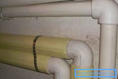 Pe o fotografie - tevi încălzite de încălzire în interior Pe o fotografie - tevi încălzite de încălzire în interior