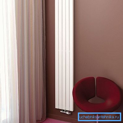 În fotografie - un radiator vertical îngust.
