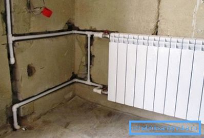 În fotografie - o opțiune a modului în care puteți să înecați țevile din polipropilenă în perete și să le sigilați cu tencuială