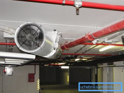 În fotografie - ventilatorul de pe canalul de evacuare În fotografie - ventilatorul de pe canalul de evacuare
