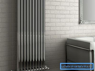 În fotografie - un radiator vertical din țevi din oțel.