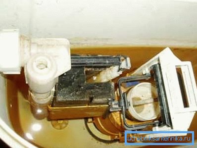 Fotografia prezintă o mică oblică a flotorului. Fotografia prezintă o mică oblică a flotorului.