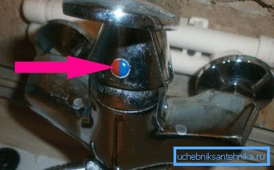 Fotografia a scos în evidență un capac sub care ascunde blocarea cu șurub.