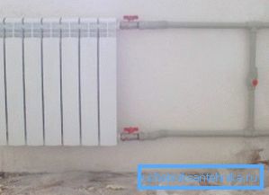În fotografie: înlocuirea țevilor și radiatoarelor cu versiuni moderne nu numai că îmbunătățește aspectul sistemului, ci și îmbunătățește semnificativ eficiența acestuia.