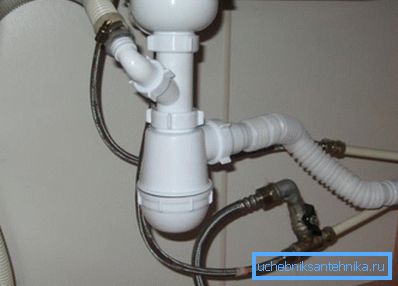 La prima vedere, conectarea scurgerii unei mașini de spălat la canalizare poate părea complicată.