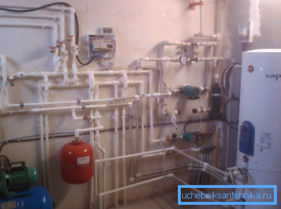 La prima vedere, un astfel de sistem este foarte asemănător cu modelele cu un încălzitor electric convențional sau un cazan pe gaz. La prima vedere, un astfel de sistem este foarte asemănător cu modelele cu un încălzitor electric convențional sau un cazan pe gaz.