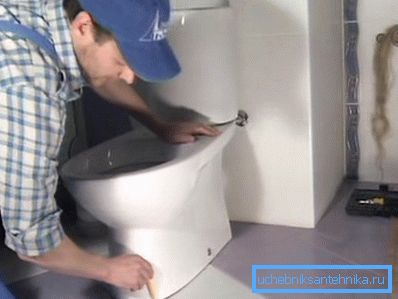 Pe podea trebuie să existe un contur corespunzător poziției de proiectare a bolului toaletei. Pe podea trebuie să existe un contur corespunzător poziției de proiectare a bolului toaletei.