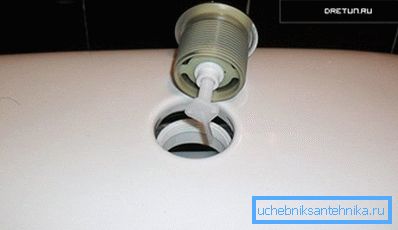Imaginea de mai jos arată cum să deschideți vasul toaletei cu un buton fără a utiliza unelte speciale.