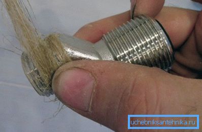 Pe firul cu un diametru mai mic, înfășurăm inul sanitar. Pe firul cu un diametru mai mic, înfășurăm inul sanitar.