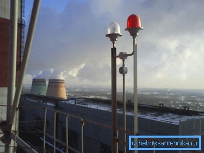 Figura arată gardul de lumină al hornurilor unei întreprinderi industriale.