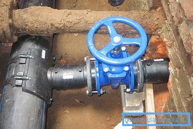 O supapă de metal este instalată pe conducta HDPE cu un diametru mare.