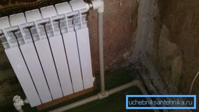 Produse de colț sunt instalate pe conducte.