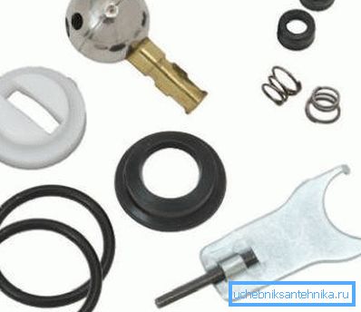 Un set de piese pentru repararea supapei cu bilă Un set de piese pentru repararea supapei cu bilă