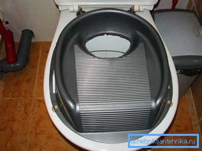 Capac pentru pisici de pe toaletă cu cercuri perforate de diferite dimensiuni Capac pentru pisici de pe toaletă cu cercuri perforate de diferite dimensiuni