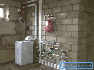Cazanul de podea este instalat pe o bază separată.