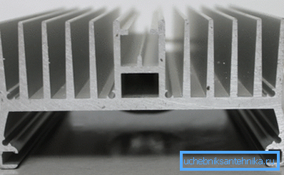 Eroul nostru este un profil de aluminiu pentru organizarea unei chiuvete. Eroul nostru este un profil de aluminiu pentru organizarea unei chiuvete.