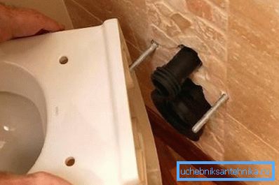 Toaletele de toaletă montate pe perete sunt montate pe perete folosind șuruburi speciale de ancorare. Toaletele de toaletă montate pe perete sunt montate pe perete folosind șuruburi speciale de ancorare.