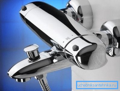 Mixer electric montat pe perete cu comenzi tactile. Mixer electric montat pe perete cu comenzi tactile.