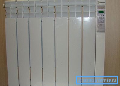 Radiatorul electric pe perete, care este echipat cu un dispozitiv de comandă și nu este conectat la sistem Radiatorul electric pe perete, care este echipat cu un dispozitiv de comandă și nu este conectat la sistem