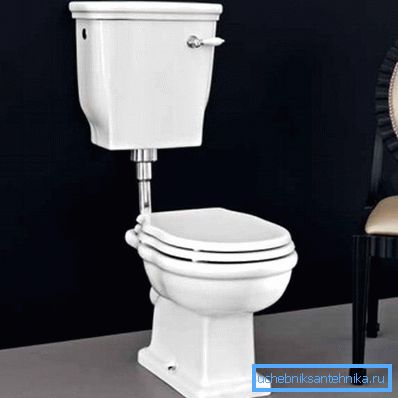 Rezervorul nu este ascuns în spatele peretelui, iar toaleta din acest design este așezată pe podea