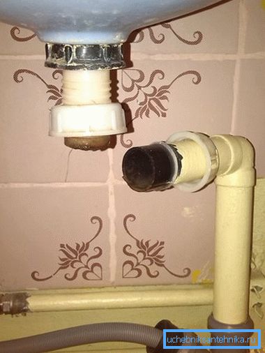 Nu lăsați gaura de scurgere deschisă, gazele reziduale pot fi otrăvitoare.