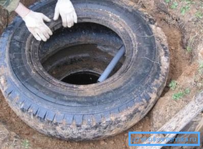 Nu neglijați dispunerea orificiului de scurgere, deoarece chiar și cea mai simplă construcție a acestei structuri va simplifica foarte mult funcționarea toaletei dacha și va crește timpul între curățarea periodică a întregului sistem.