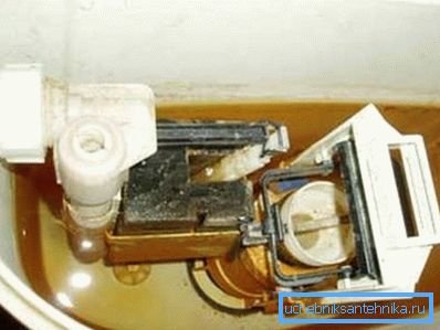 Nu știți - cum să curățați vasul de toaletă din interior? Umpleți-l cu 4 litri de apă caldă și pulbere și lăsați-l pentru o vreme, apoi drenați-l prin toaletă.