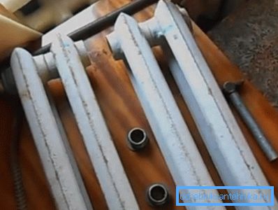 Nu sunteți sigur câte paranteze să folosiți radiatorul în 2 secțiuni? Două - una în partea de sus, cealaltă în partea de jos.