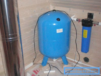 Un mic rezervor și un filtru fără probleme sunt amplasate chiar și în cea mai mică încăpere.