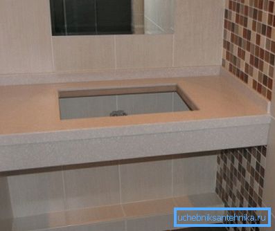 Unii maeștri preferă să creeze construcții similare din materialele disponibile pentru finisarea lucrărilor.