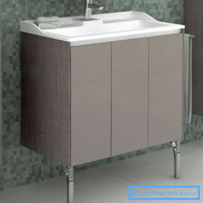 Unele mobilier de podea din astfel de încăperi sunt cel mai bine dotate cu picioare, astfel încât, dacă apa intră accidental pe suprafață, nu va avea contact direct cu ele.