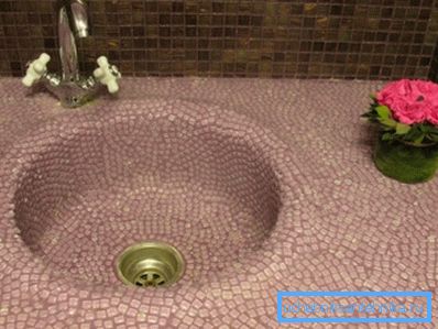 Unii experți preferă să utilizeze soluțiile de design originale pentru decorarea desenelor, care sunt, de asemenea, o protecție suplimentară împotriva umezelii.