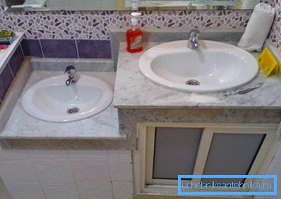 Unii proprietari de apartamente sau case particulare preferă să instaleze două chiuvete la diferite niveluri, astfel încât unul dintre ele să poată fi folosit de un copil.