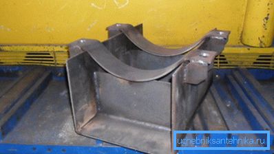 Suport fix pentru țevi de alimentare cu căldură din metal