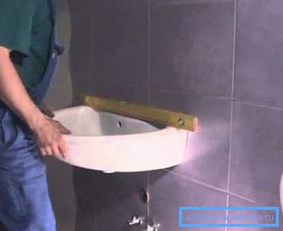 Verificați dacă instalarea este corectă utilizând nivelul clădirii.