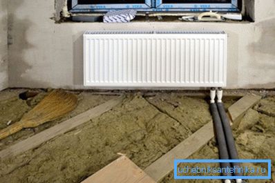 Foarte convenabil, dacă locuiți în casa dvs., atunci când proiectați să ascundeți țevi sub podea - veți obține o mică parte a sistemului 